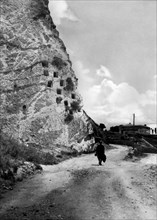 europe, italie, sicile, caltabellotta, vue des grottes sarrasines, 1920 1930