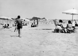 europe, italie, sicile, syracuse, avola, baigneurs sur la plage, 1940