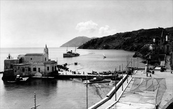 italie, sicile, îles éoliennes, île de lipari, arrivée du courrier, 1930 1940