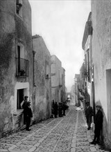 italie, sicile, erice, ancien san giuliano, une rue et ses habitants, 1910