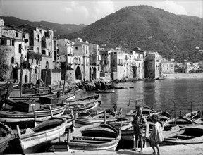italia, sicilia, cefalù, il porto, 1960