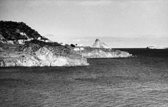 europe, italie, sicile, île de panarea, panorama avec scogli dattilo et lisca bianca, 1930