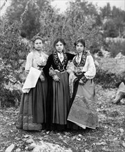europa, italia, sicilia, palermo, piana dei greci (piana degli albanesi), donne in costumi tipici, 1910 1920