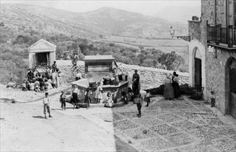 europa, italia, sicilia, palermo, piana dei greci, bambini in piazza, 1900 1910