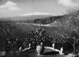 italie, sicile, taormine, panorama de la côte et de l'etna, 1930 1940