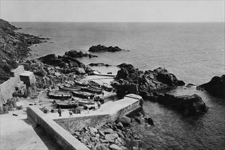italie, sicile, île de stromboli, le port pertuso de ginostra, 1950