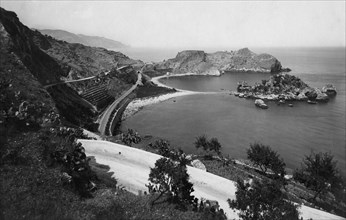 italie, sicile, taormine, panorama de l'isola bella, 1920 1930