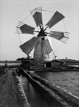 italie, sicile, trapani, moulin à vent dans les salines, 1910 1920