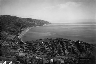 italie, sicile, taormine, panorama du promontoire et du cap santo alessio, 1929