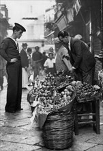 italia, sicilia, venditore ambulante di frutta, 1920 1930