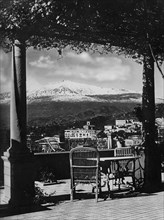 italia, sicilia, taormina, vista dell'etna innevato, 1920 1930