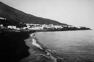 italie, sicile, îles éoliennes, une plage sur l'île de stromboli, 1930 1940