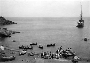 italia, sicilia, isola di ustica, l'approdo delle navi a vapore e il postale, 1910 1920