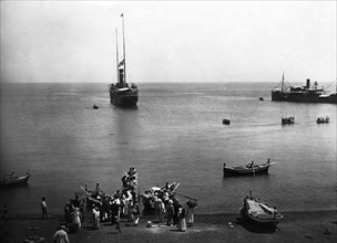 italia, sicilia, isola di ustica, l'approdo delle navi a vapore e il postale, 1910 1920