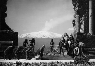 italie, sicile, taormine, théâtre gréco-romain, représentation du cyclope d'euripide, 1949