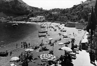 italie, sicile, taormine, plage de mazzarò, 1950