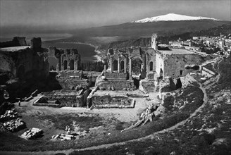 italia, sicilia, taormina, teatro greco romano, i giardini e l'etna, 1940