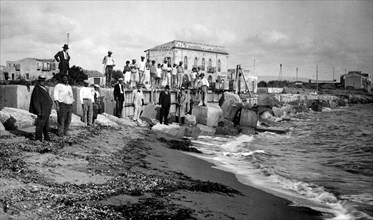 italie, sicile, agrigento, travaux d'extension du barrage de défense de la plage de san leone, 1910 1920