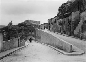 italie, sicile, ragusa, une rue du quartier d'ibleo, 1910 1920