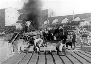 italia, sicilia, polizzi generosa, fabbricatori di mattoni, 1920 1930