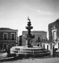 italia, sicilia, taormina, la fontana della piazza del duomo, 1910 1920