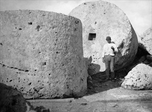 italie, sicile, selinunte, les colonnes du temple de jupiter à reconstruire, 1900 1910