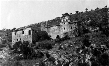 italie, basilicate, san chirico raparo, l'abbaye basilienne de sant'angelo avec l'entrée de la grotte, 1930
