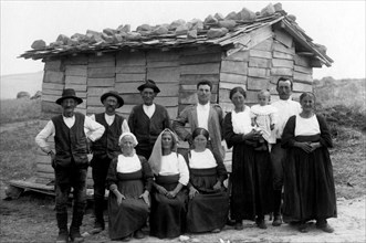 italie, basilicate, avigliano, groupe de métayers en tenue traditionnelle, 1910 1920