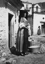 italie, basilicate, pietragalla, une femme en costume folklorique, 1940