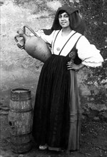italie, basilicate, pisticci, une femme en costume folklorique, 1930