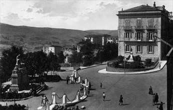 italia, basilicata, potenza, piazza 12 agosto con il monumento ai caduti, 1930 1940