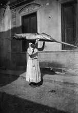 italia, calabria, brognara, donna con pesce spada in testa, 1910 1920