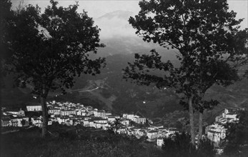 italie, basilicate, lagonegro, panorama avec le vieux village à droite, 1920