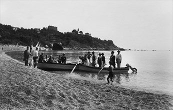 italie, basilicate, maratea, vue de la plage de fiumicello et de la tour marini en arrière-plan, 1930 1940
