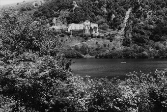 italia, basilicata, melfi, laghi di monticchio, abbazia di san michele arcangelo, 1930