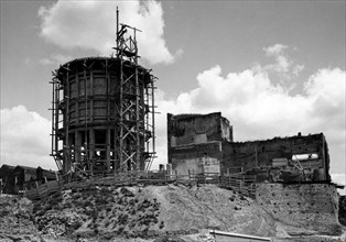 italie, basilicate, pisticci, construction du réservoir relié à l'aqueduc de pugliese, 1933
