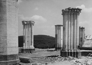 italia, basilicata, rapolla, pilastri della cattedrale distrutta dal terremoto, 1930