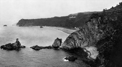 europa, italie, calabre, palmi, panorama de la plage de la "tonnara" avec la pointe des pierres noires et le rocher des oliviers, 1930 1940