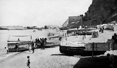 europe, italie, calabre, pizzo, baigneurs sur la plage de la marina, 1920 1930