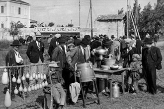 europe, italie, calabre, sant'eufemia, démonstration d'une machine pendant la foire agricole, 1920 1930