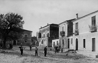 europe, italie, calabre, île de capo rizzuto, enfants dans la rue, 1930