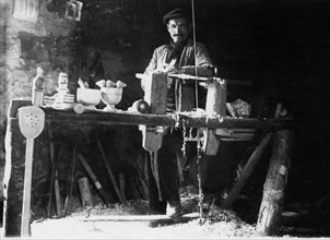 europa, italia, calabria, catanzaro, artigiano a lavoro sul tornio, 1920 1930