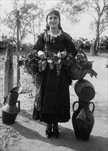europa, italia, calabria, gioiosa ionica, giovane vendemmiatrice, 1920 1930