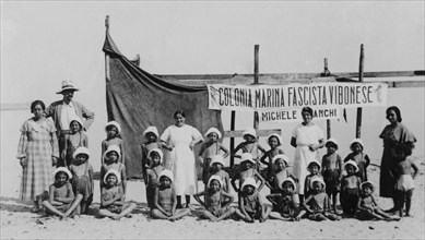 europe, italie, calabre, vibo valentia, enfants à la colonie d'héliothérapie sur la plage de vibo marina, 1910 1920