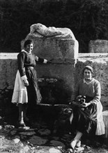 europe, italie, calabre, vibo valentia, femmes à la fontaine de santa venera, 1920