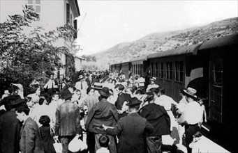 europa, italia, calabria, vibo valentia, viaggiatori alla stazione ferroviaria, 1920 1930