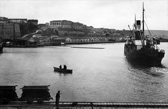 europa, italie, calabre, crotone, vue du port, 1920 1930