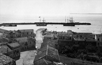 europe, italie, calabre, crotone, vue du port, 1920 1930