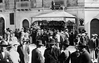 europa, italie, calabre, rossano, hommes sur la place pour la fête du raisin, 1920 1930