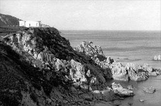europa, italie, calabre, montauro, vue sur la falaise de la mer, années 1950